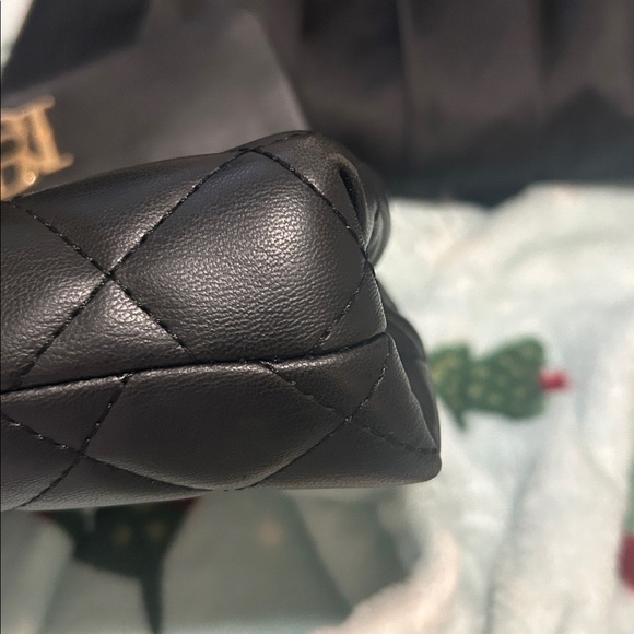 EUC Badgley Mischka Elegant Black Quilted Bag with Gold Chain - Picture 7 of 7